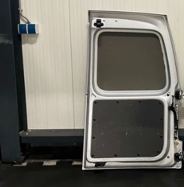 VW Caddy Tur hinten links silber