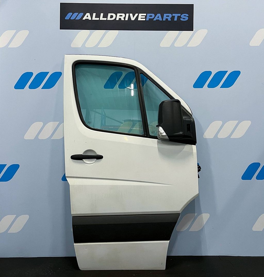 Voorportier rechts voor Mercedes Sprinter W906 A9067200105
