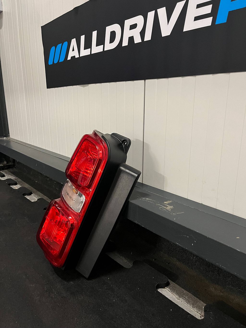 Opel Vivaro / Peugeot Expert Achterlicht links 9829503580